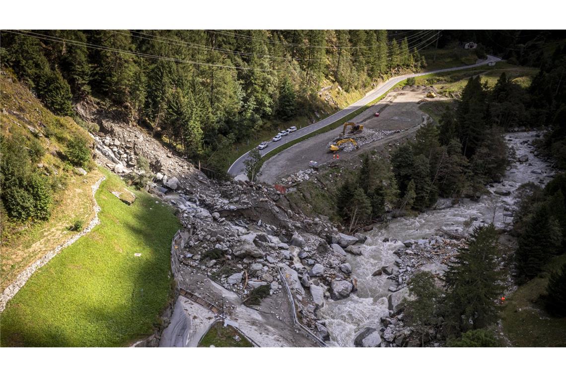 Die Straße in die Bergtourismus-Region um Saas-Fee ist seit einem Unwetter und Erdrutsch nicht mehr zu befahren.