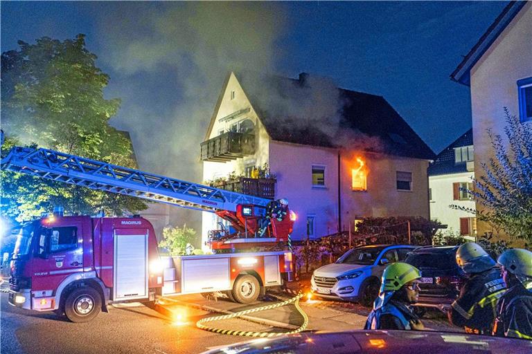 DIe Straße musste während der Löscharbeiten gesperrt werden. Foto: 7aktuell.de/Simon Adomat