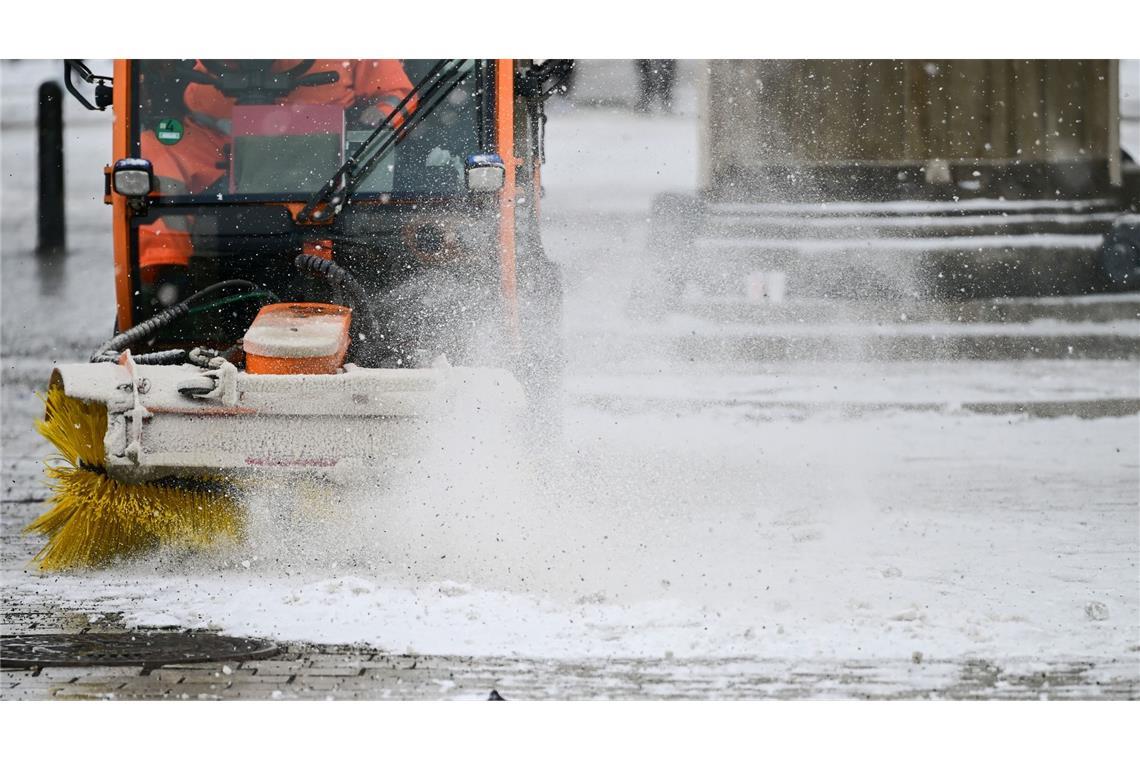 Die Straßen können wegen Schnee und Frost glatt werden.