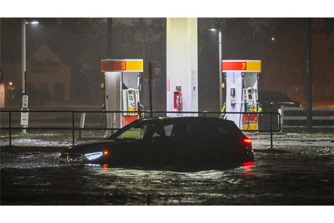 Die Straßen stehen vielerorts so sehr unter Wasser, dass Autofahren nicht möglich ist.