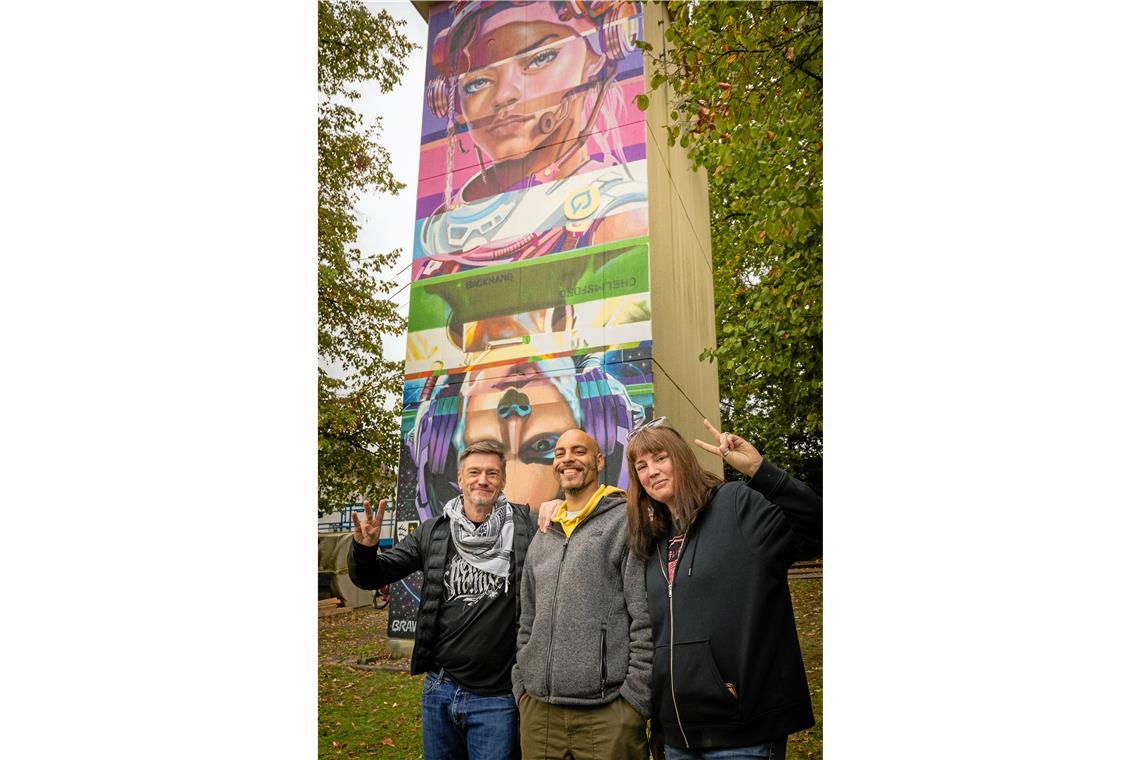 Die Straßenkünstler aus Chelmsford (von links): Howard Elston, Scott Irving und Candy Joyce vor dem gestalteten Turm. Fotos: Alexander Becher