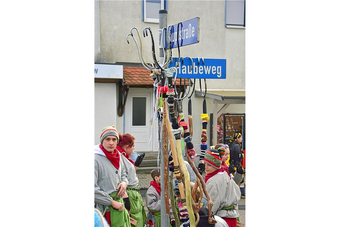 Die Straßenschilder dienen als Närrische Werkzeuggarderobe.