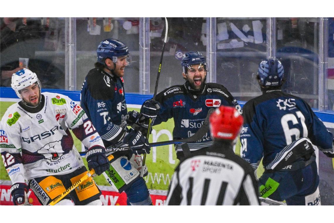 Die Straubing Tigers (blaue Trikots) holten in der Serie gegen die Eisbären den ersten Sieg.