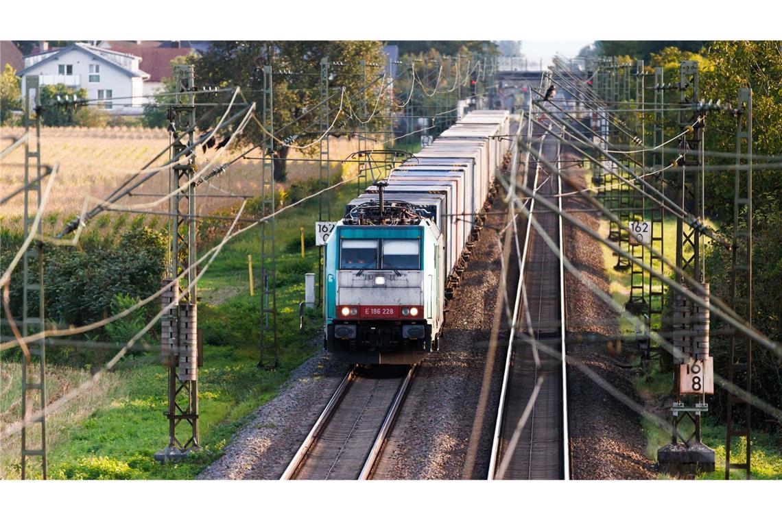 Die Strecke der Rheintalbahn ist drei Wochen lang gesperrt gewesen.