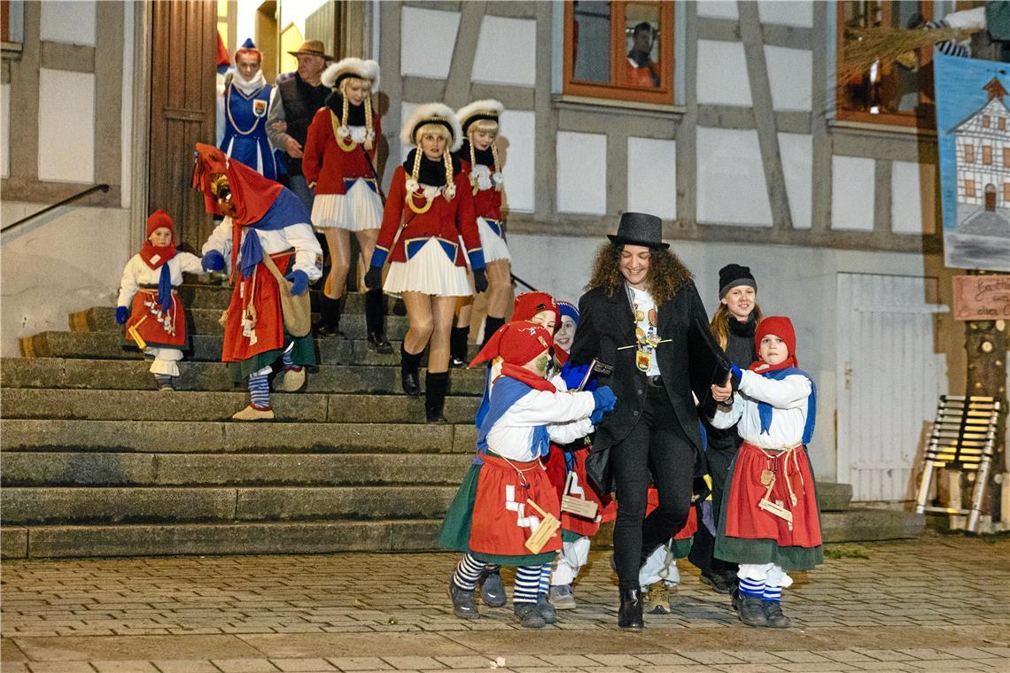 Die Sulzbacher Bürgermeisterin Veronika Franco Olias (Mitte vorne) muss sich letztlich den Narren beugen. Von den kleinen Hexen wird sie aus dem Rathaus geführt. Foto: Alexander Becher