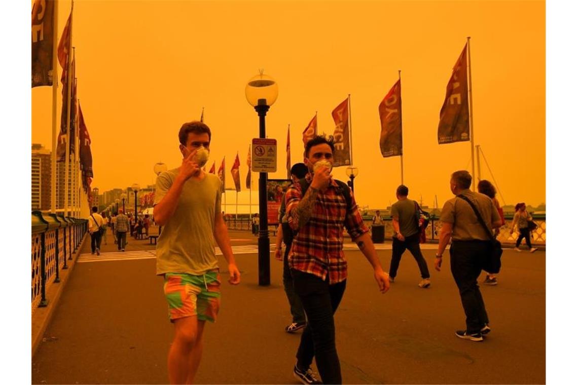 Klimatrend setzt sich fort: 2019 wohl zweitheißestes Jahr Die Superhitze hat Australien entzündet: Viele Bewohner Sydneys tragen Atemschutzmasken, um sich vor den Rauchschwaden der nahen Buschbrände zu schützen. Foto: Paul Braven/AAP/dpa
