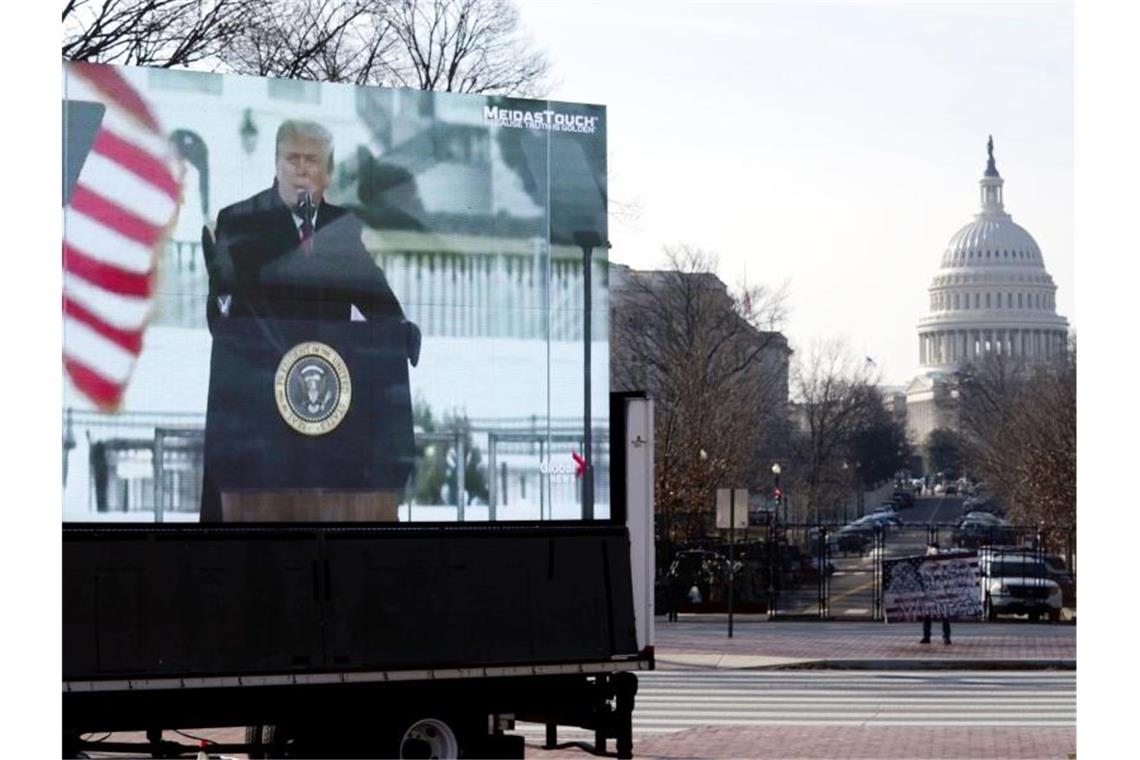 Ankläger: Trump bereitete Boden für Kapitol-Attacke Die Szene, in der der damalige US-Präsident Trump am 6. Januar zu seien Anhängern spricht, ist in Washington auf einem Monitor zu sehen. Foto: Jose Luis Magana/AP/dpa