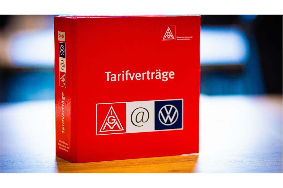 Die Tarifverhandlungen zwischen Volkswagen und der IG Metall dauern an. (Archivbild)