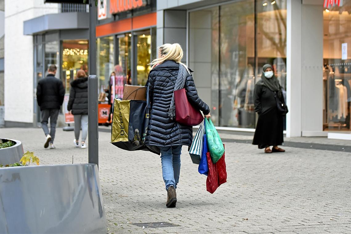 Verhaltene Bilanz des Weihnachtsgeschäfts Die Taschen voller Weihnachtsgeschenke? Bei der Kauflust ihrer Kunden verzeichnen die lokalen Händler Zurückhaltung. Foto: T. Sellmaier