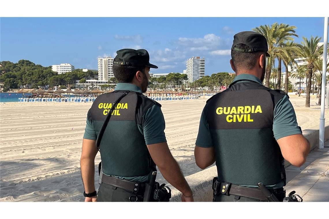 Die Tat habe sich den Erkenntnissen zufolge am Mittwochabend nahe dem Küstenort Colònia de Sant Jordi ereignet.