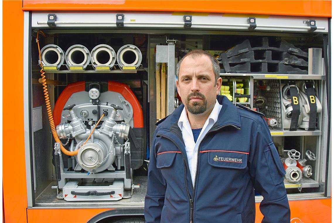 Die Technik bei der Feuerwehr fasziniert Daniel Schwaderer . Vor 18 Jahren hat er sein Hobby zum Beruf gemacht. Foto: Tobias Sellmaier