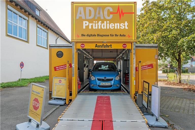 Die technischen Geräte sind in einen zehn Meter langen Laster integriert, der in Städten und Gemeinden unterwegs ist. Fotos: Stefan Bossow