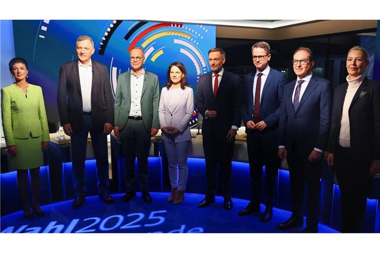 Die Teilnehmer der Schlussrunde bei ARD und ZDF (v. l.): Sahra Wagenknecht (BSW), Jan van Aken (Linke), Matthias Miersch (SPD), Annalena Baerbock (Grüne), Christian Lindner (FDP), Carsten Linnemann (CDU), Alexander Dobrindt (CSU) und Alice Weidel (AfD)