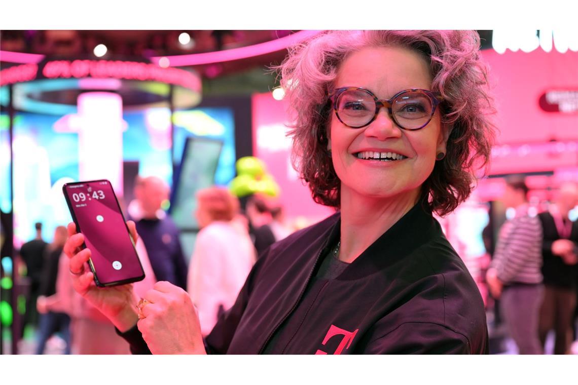 Die Telekom-Technikvorständin Claudia Nemat präsentiert das neue KI-Phone ihrer Firma.