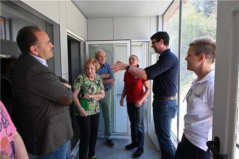 Die Tierheimleiterin Marion Bentrup (rotes Shirt), Architektin Stefanie Einhorn (rechts), der Erste Bürgermeister der Stadt Backnang Stefan Setzer (links) und Ralf Nentwich, Landtagsabgeordneter der Grünen (Zweiter von rechts), begingen gemeinsam mit der interessierten Öffentlichkeit die neuen Räume des Tierheims. Foto: Elisabeth Klaper