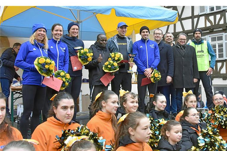 Die Top Drei der Männer und Frauen im Hauptlauf (von links): Bettina Englisch, Lina Kabsch, Anne Reischmann, Philemon Kemboi, Jens Mergenthaler und Sven Heinle. Sie wurden von Backnangs Oberbürgermeister Maximilian Friedrich, Alexander Hornauer vom Organisationsteam, Jürgen Beerkircher von der Volksbank Backnang und Georg Beïs vom Organisationsteam (von links) geehrt. Foto: Tobias Sellmaier