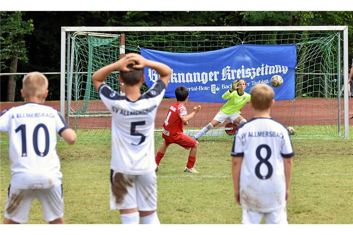 Die Torhüterin des SV Allmersbach hält den Neunmeter und bringt ihr Team ins E-J...