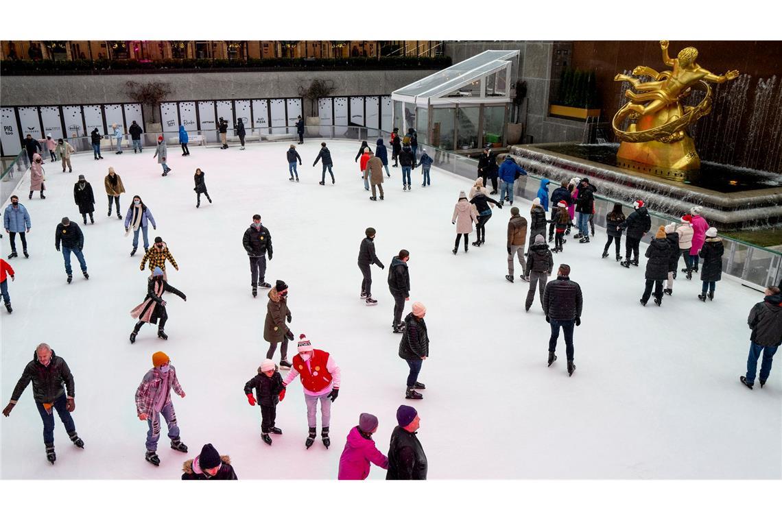 Die traditionelle Eisbahn am Rockefeller Center ist wieder offen. (Archivbild)