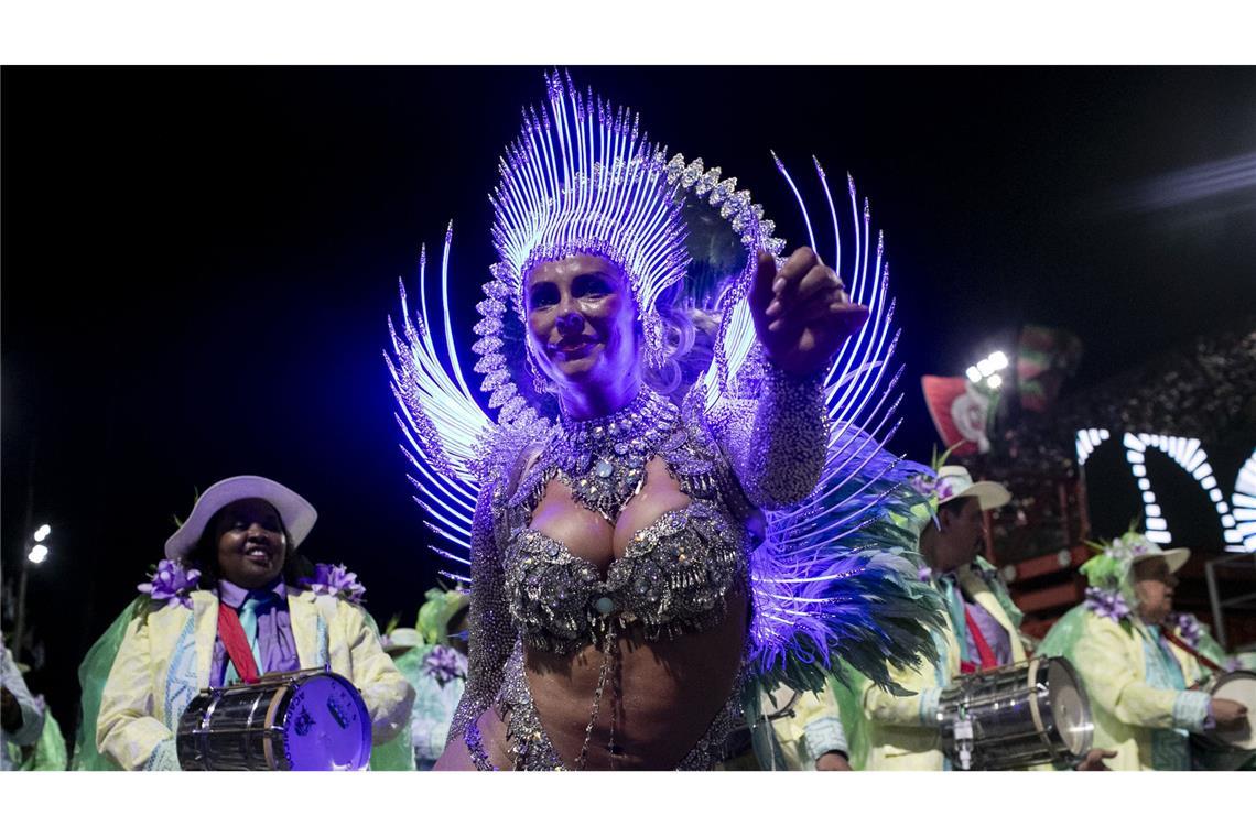 Die Trommelkönigin Paola Oliveira von der Sambaschule Grande Rio tritt während der Karnevalsfeierlichkeiten im Sambodrom in Rio de Janeiro auf.