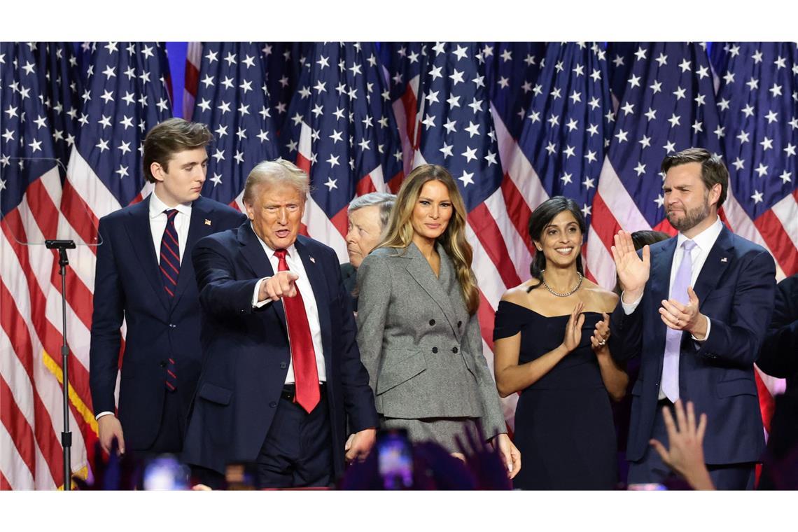 Die Trumps mit dem republikanischen Vize-Kandidaten J.D. Vance (rechts) und seiner Frau Usha (im schwarzen Kleid).