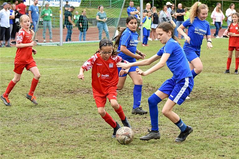 Die TSG (rote Trikots) ist bei den E-Mädchen nicht zu stoppen und sichert sich Rang eins. Foto: Tobias Sellmaier