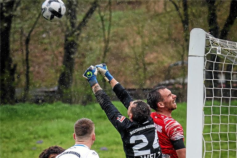 Die TSG um Kapitän Julian Geldner (rotes Trikot) vergibt viele Chancen. Foto: Alexander Becher