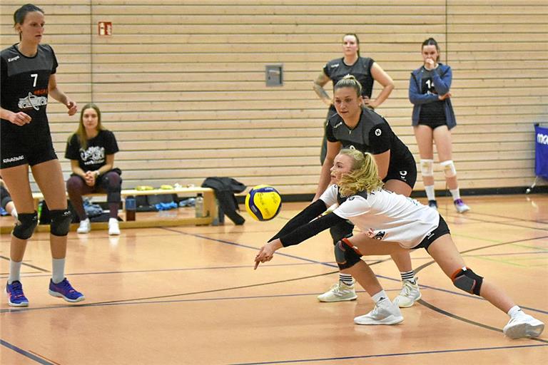 Die TSG-Volleyballerinnen um Gwen Szabo (am Ball) kämpfen gegen den Abstieg. Archivfoto: Tobias Sellmaier