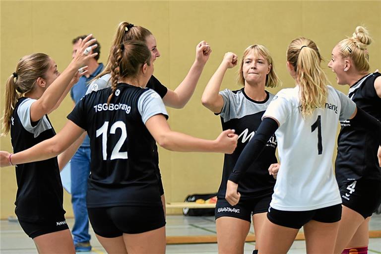 Die TSG-Volleyballerinnen um Kapitänin Anne Pötzl (Mitte) bejubeln gegen Heidelberg einen wichtigen Heimsieg. Archivfoto: Tobias Sellmaier