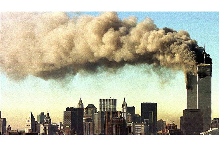 Die Türme des World Trade Center brennen am 11.09.2001 in New York. Später fielen beide zusammen, nachdem sie von entführten Passagierflugzeugen getroffen worden waren.