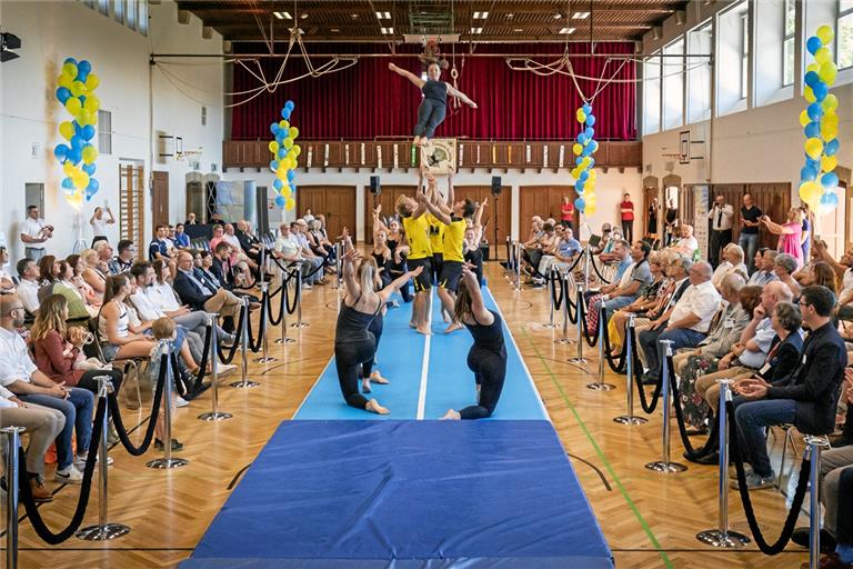 Die Turner sind mit ihrer Darbietung ein Teil der Jubiläumsmatinee der TSG Backnang 1846 in der Stadthalle. Foto: Alexander Becher