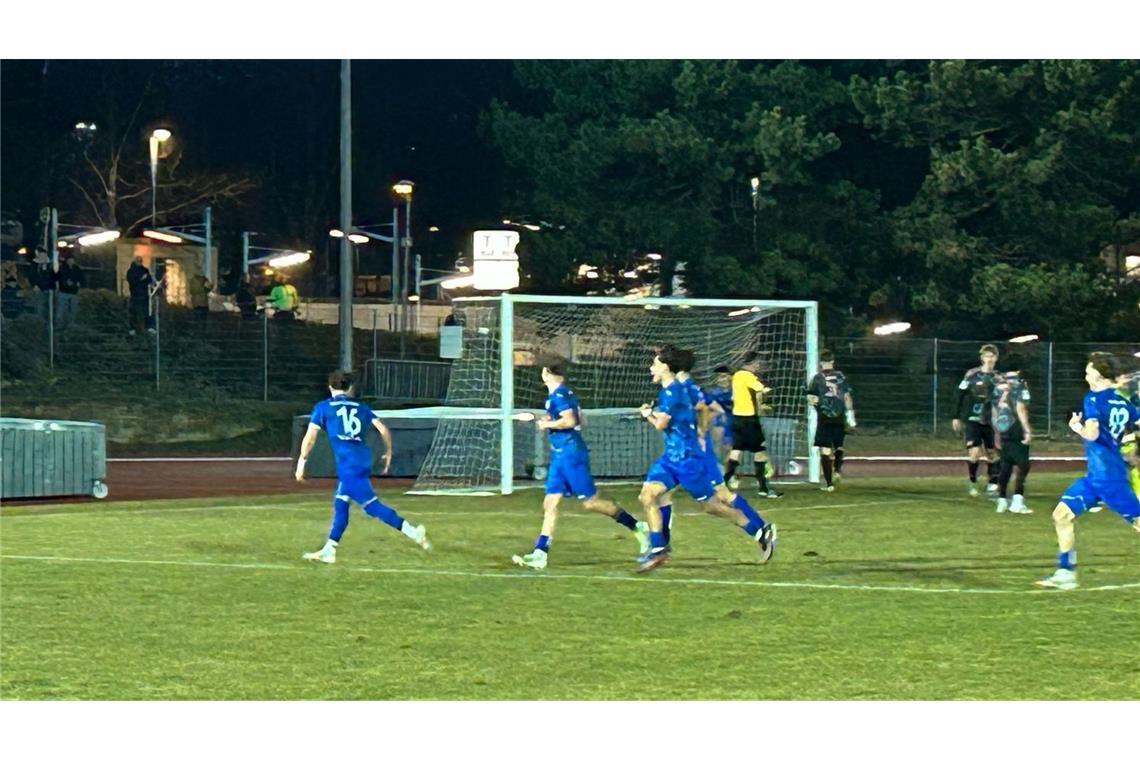 Die U17 der Kickers bejubelt eines ihrer beiden Tore gegen den FC Bayern – am Ende setzt es ein 2:4.              
Foto: Baumann