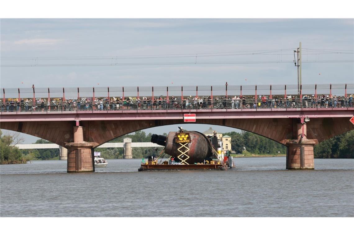 Die U17 schwimmt in gedrehter Position unter der Brücke bei Heidelberg hindurch.