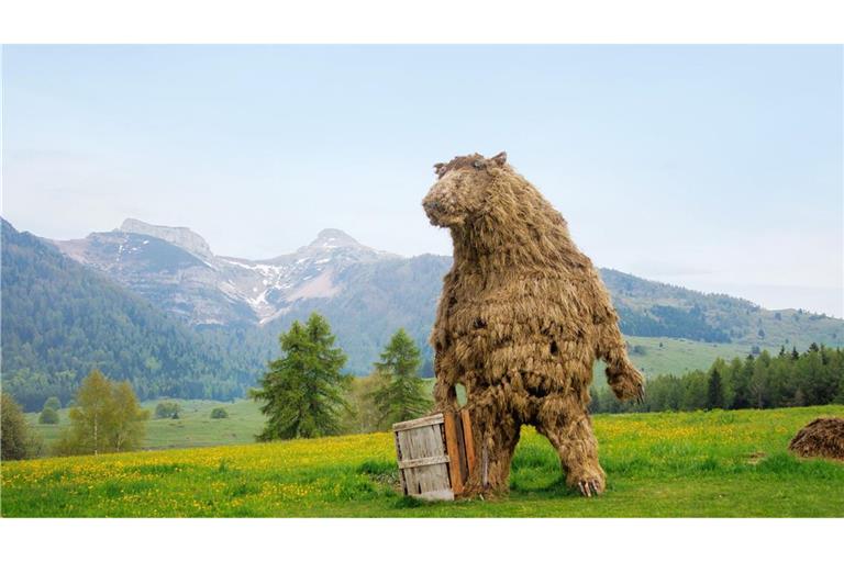 Die überdimensionierte Stroh-Skulptur eines Bären in Trentino.