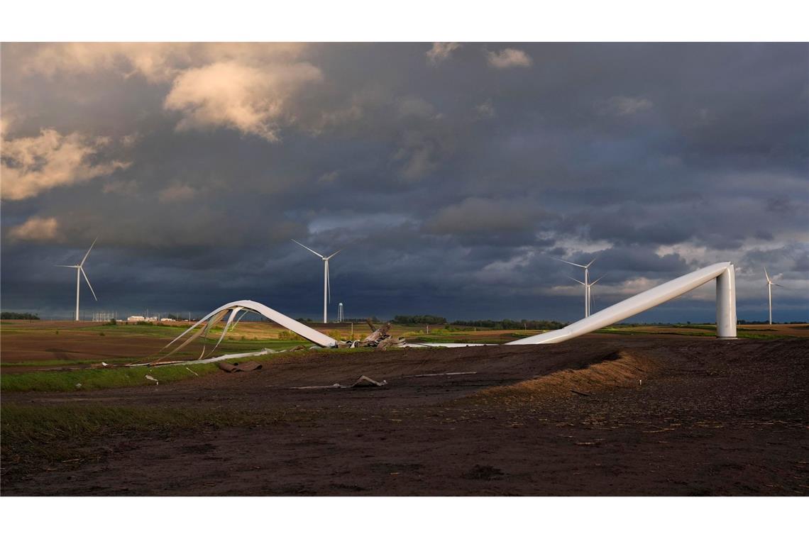 Die Überreste einer durch einen Tornado beschädigten Windturbine in der Nähe von Prescott, Iowa.