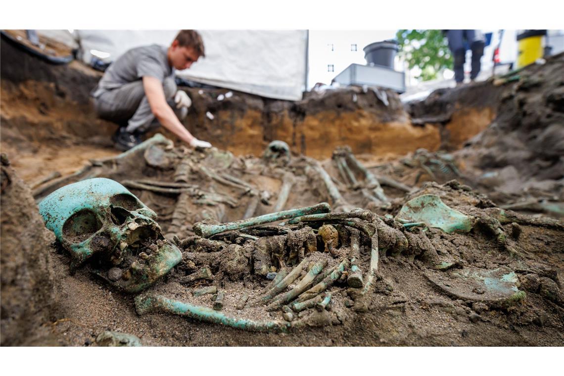 Die Überreste eines Pestopfers liegen während archäologischer Grabungen in Nürnberg in der Erde.