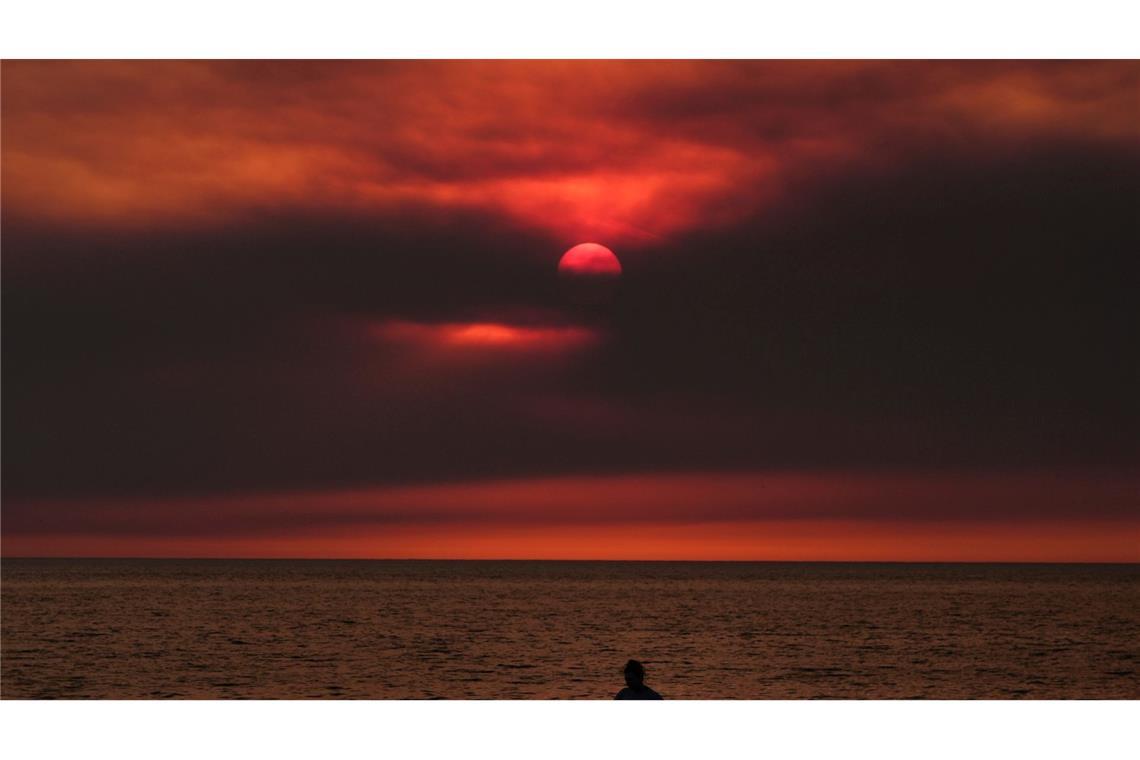 Die untergehende Sonne ist hinter dem Rauch des Franklin-Feuers in Los Angeles zu sehen.