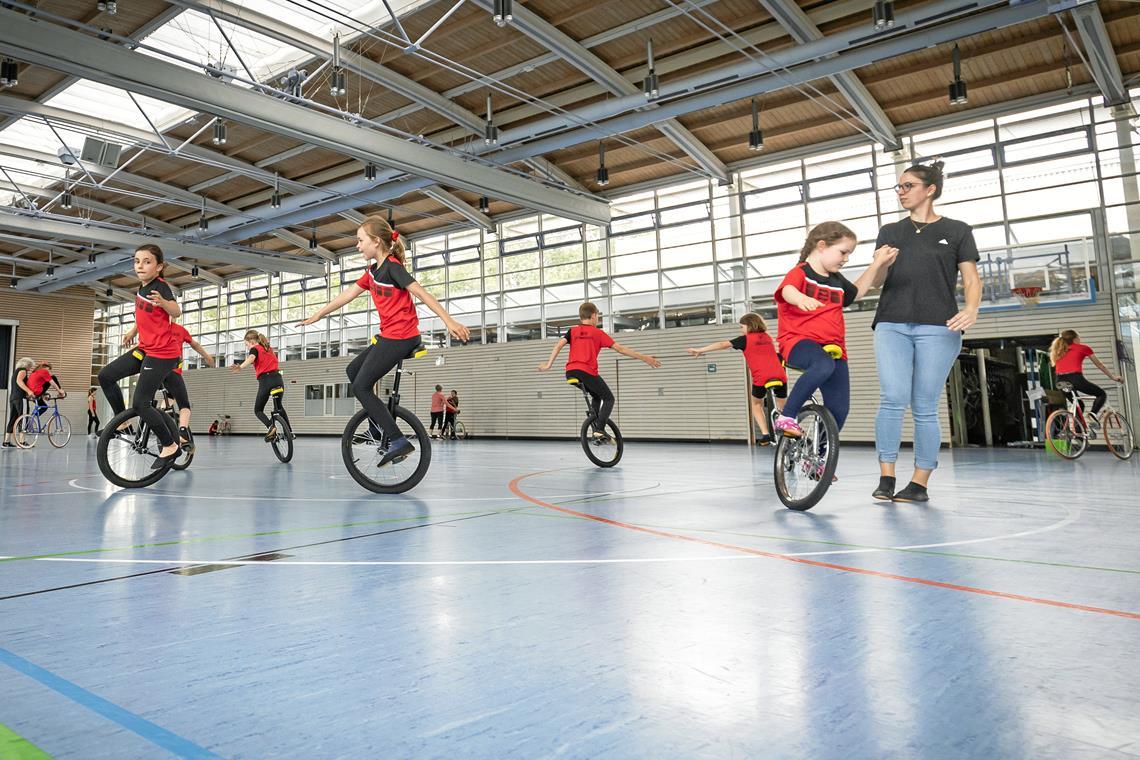 Die Unterweissacher Einradtalente um Trainerin Tina Kreher sorgen wie die Kunstradmädels und -jungs (im Hintergrund) dreimal die Woche für Betrieb in der Seeguthalle. Foto: Alexander Becher