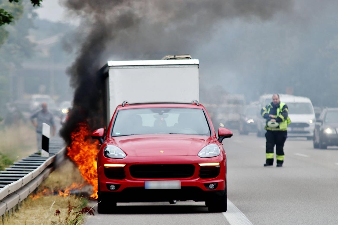 Anhänger brennt auf der B29 Die Ursache für den Anhängerbrand ist bisher nicht bekannt. Fotograf: 7aktuell.de/Kevin Lermer