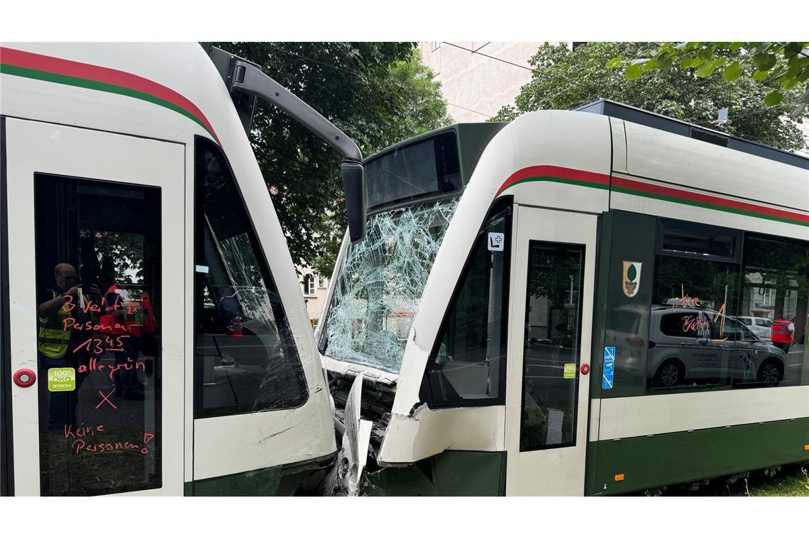 Die Ursache für die Kollision der Trambahnen in Augsburg blieb zunächst unklar.