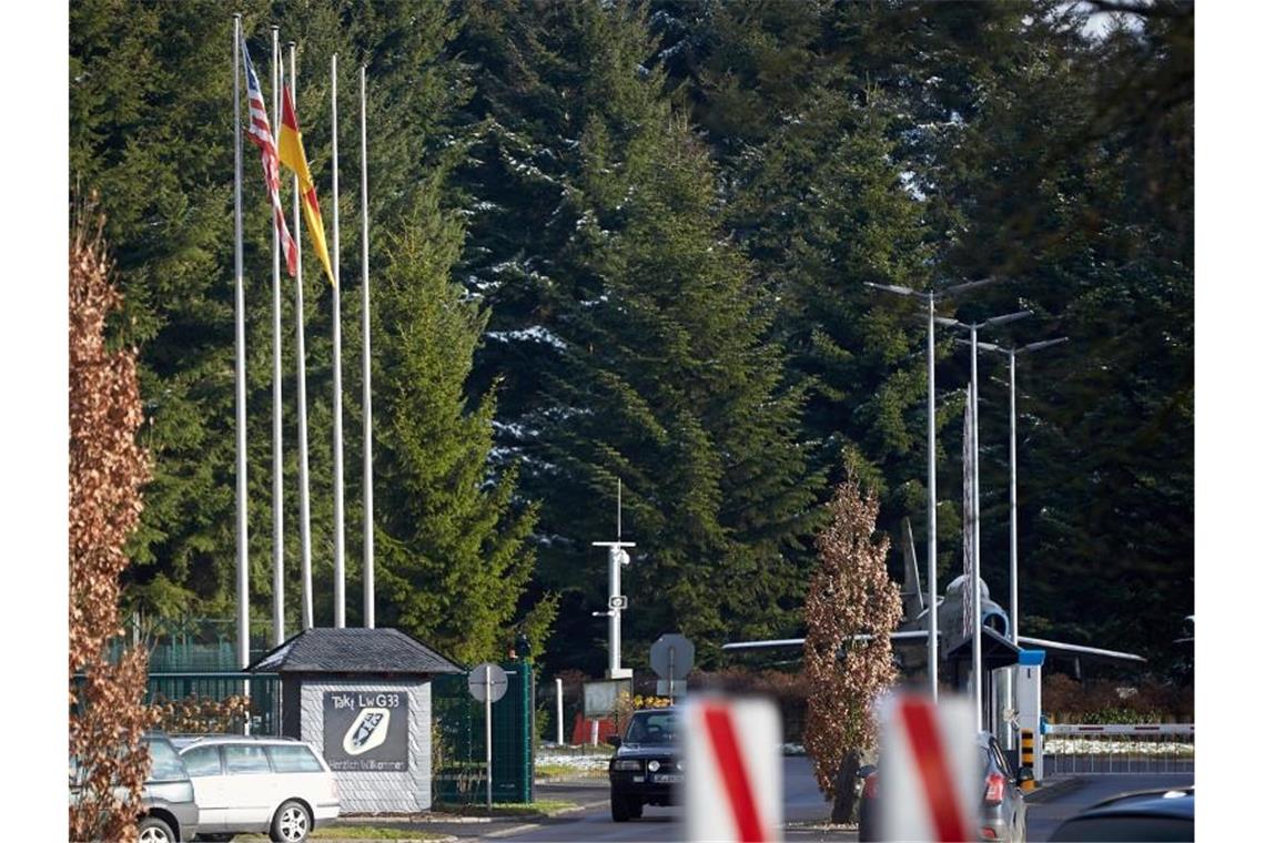Was passiert mit den US-Atombomben in Deutschland? Die US-Flagge weht vor dem Haupteingang des Bundeswehr-Fliegerhorsts in Büchel (Rheinland-Pfalz). (Archivbild). Foto: Thomas Frey/dpa