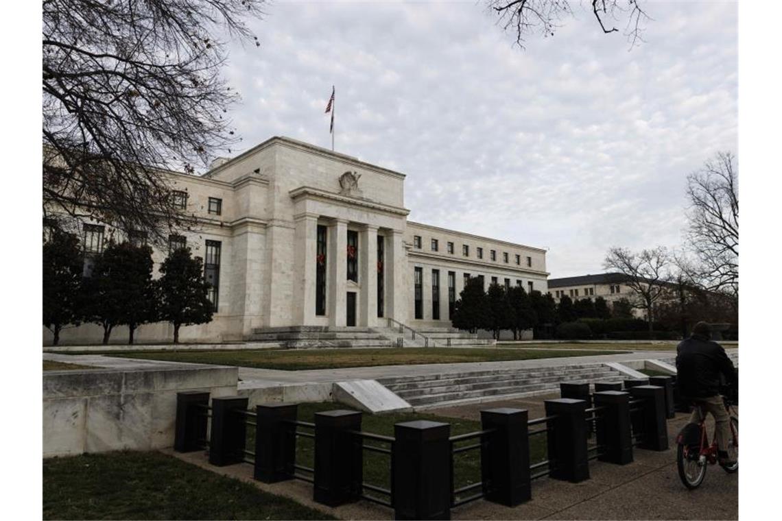 US-Wirtschaft um starke 5,7 Prozent gewachsen Die US-Notenbank verändert den Leitzins nicht. Foto: Ting Shen/XinHua/dpa