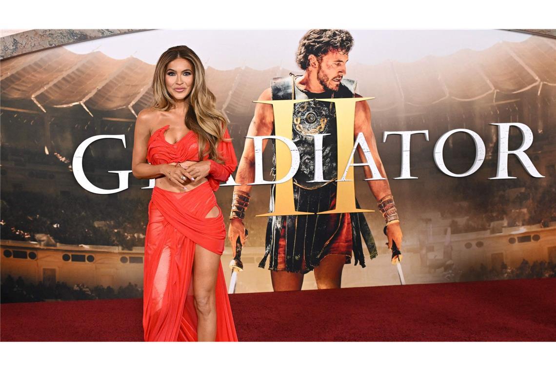 Die US-Schauspielerin Chrishell Stause trug bei der Premiere von „Gladiator II“ ein tief ausgeschnittenes Kleid im Toga-Stil.