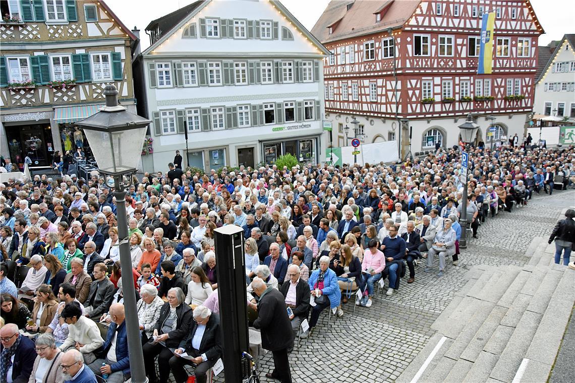 Die Veranstaltung ist trotz des kühlen Wetters ausverkauft. 