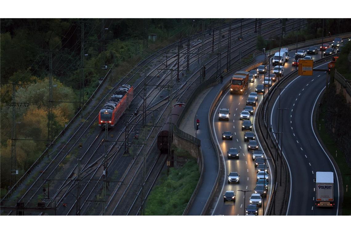 Die Verbände fordern in der Verkehrspolitik einen Paradigmenwechsel und weniger Fokus auf das Auto. (Archivbild)