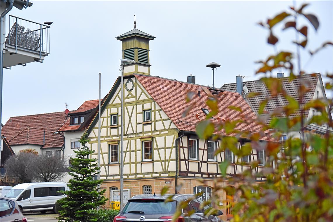 Die Verwaltung von Burgstetten beschließt die Sanierung von Nelkenweg und Gartenstraße (auf dem Foto: Rathaus Erbstetten). Archivfoto: Tobias Sellmaier