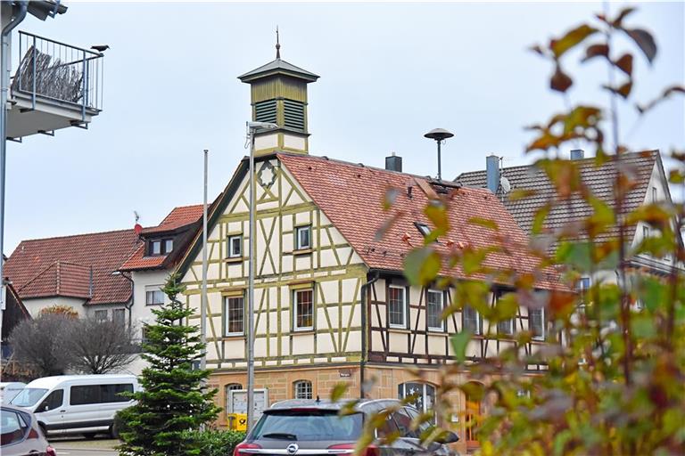 Die Verwaltung von Burgstetten beschließt die Sanierung von Nelkenweg und Gartenstraße (auf dem Foto: Rathaus Erbstetten). Archivfoto: Tobias Sellmaier