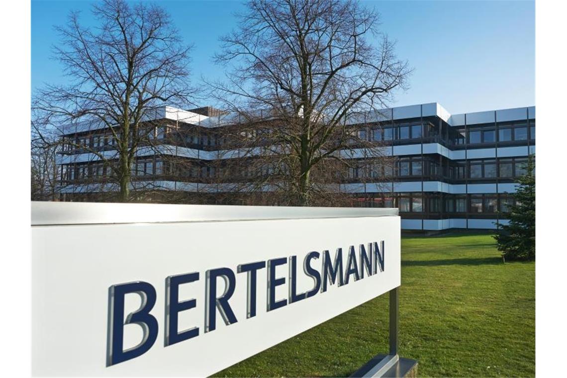 Rückläufige TV-Werbeerlöse schmälern Bertelsmann-Umsatz Die Verwaltungsgebäude von Bertelsmann in Gütersloh. Foto: Bernd Thissen/dpa