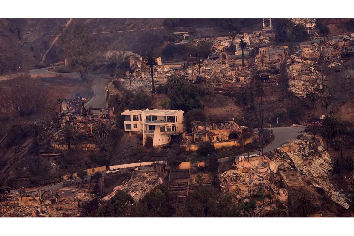 Die Verwüstung durch das Feuer ist aus der Luft im Stadtteil Pacific Palisades von Los Angeles zu sehen.