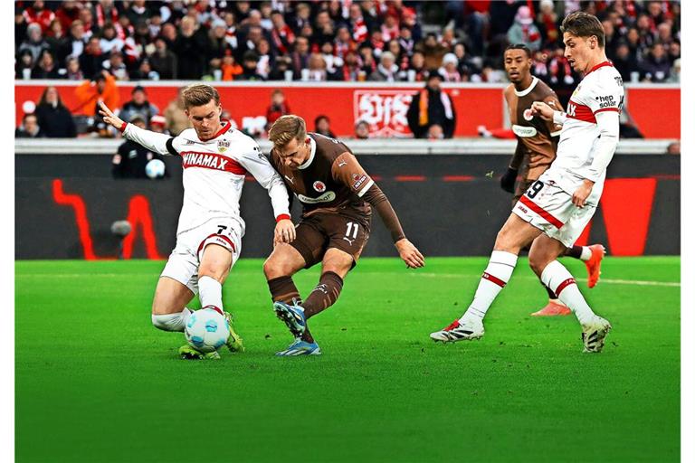 Die VfB-Profis Maximilian Mittelstädt (links) und Anthony Rouault können das 1:0 für den FC St. Pauli durch Johannes Eggestein nicht verhindern.