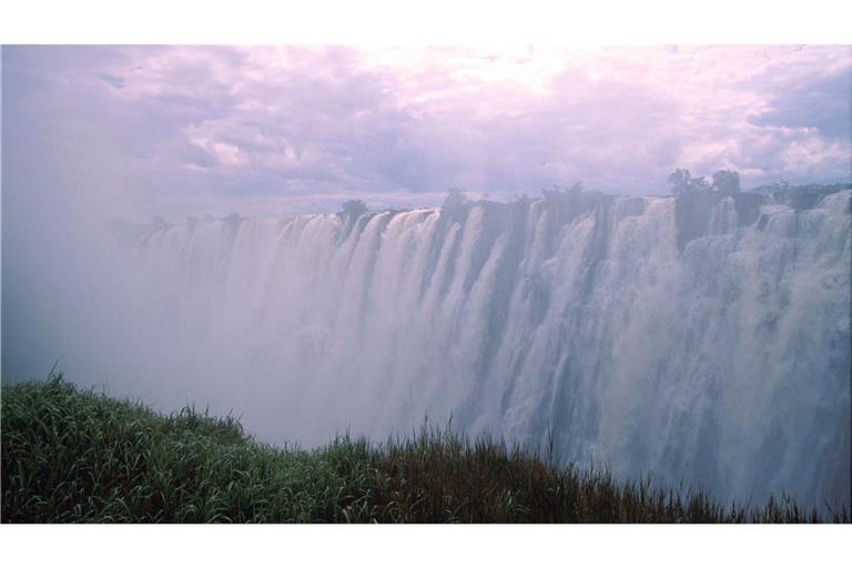 Die Victoriafälle am Sambesi zwischen den Grenzstädten Victoria Falls in Simbabwe und Livingstone in Sambia: Zum Ende der Regenzeit im Februar und März schießen bis zu 10.000 Kubikmeter Wasser pro Sekunde über den Nordrand der Schlucht in die Tiefe.